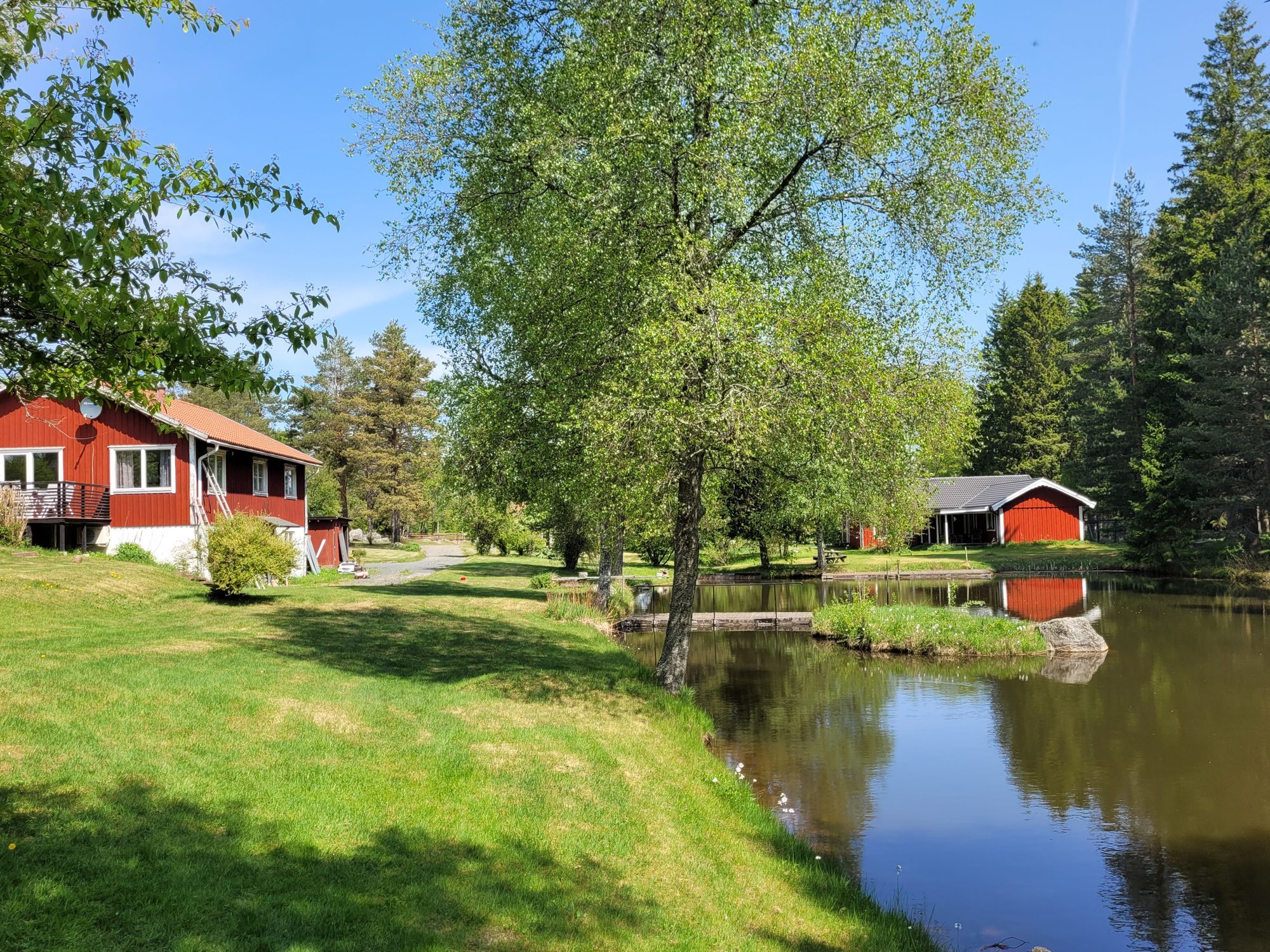 Rymligt hus på landet bredvid damm med egen brygga – bild 5 av 24