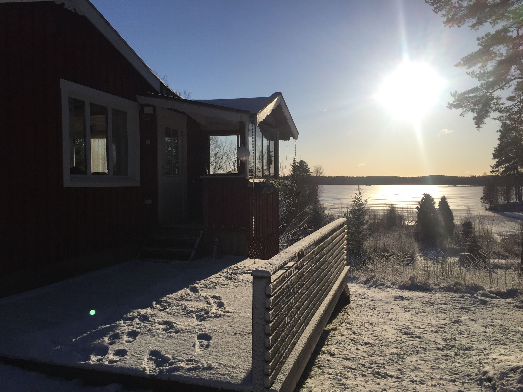 Liten stuga med sjöutsikt – bild 22 av 22