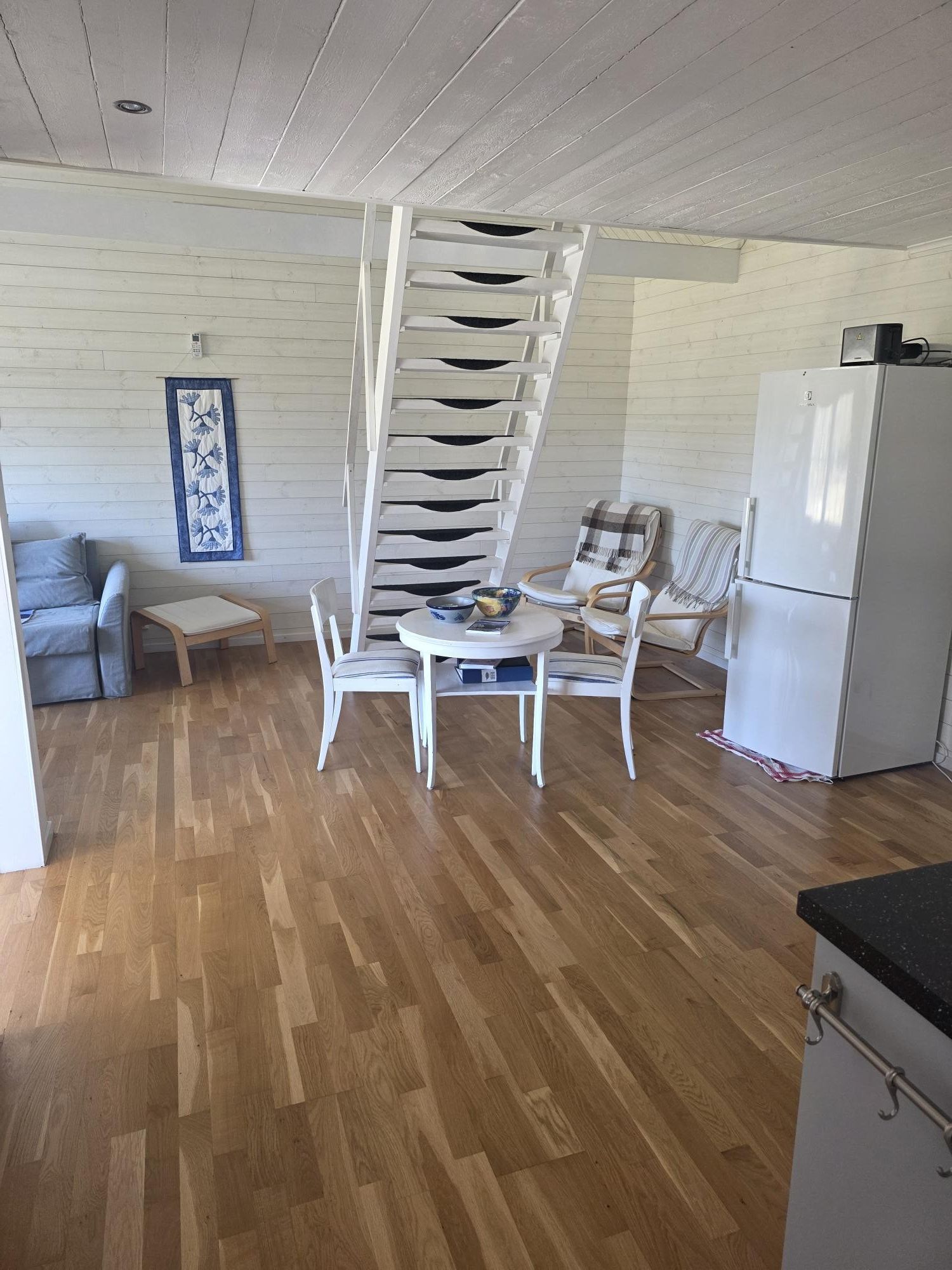 Stuga i skogen, på sjötomt utan insyn. – bild 4 av 11