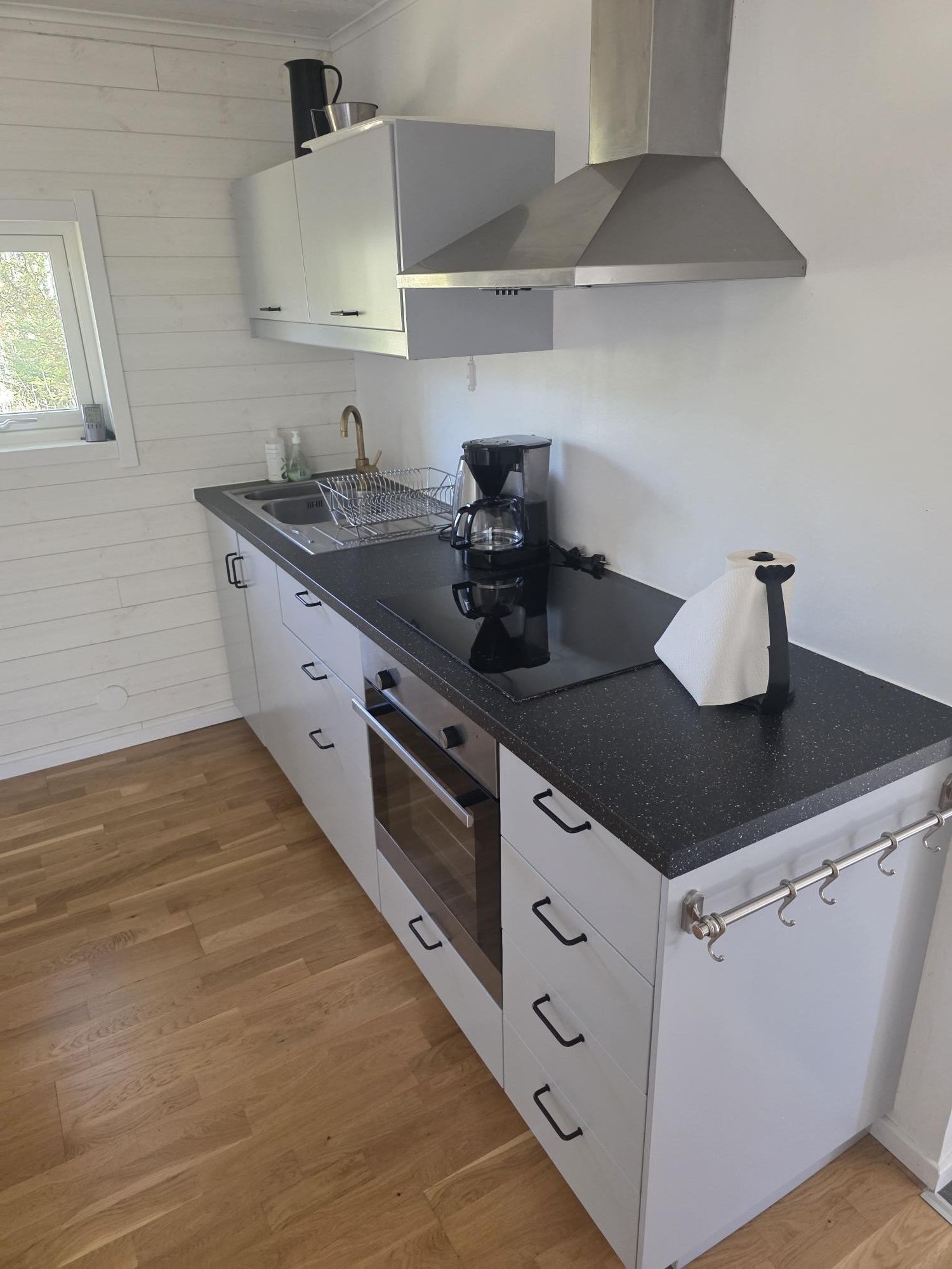 Stuga i skogen, på sjötomt utan insyn. – bild 10 av 11