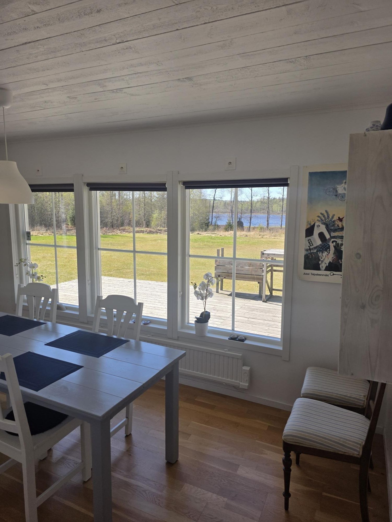 Stuga i skogen, på sjötomt utan insyn. – bild 3 av 11