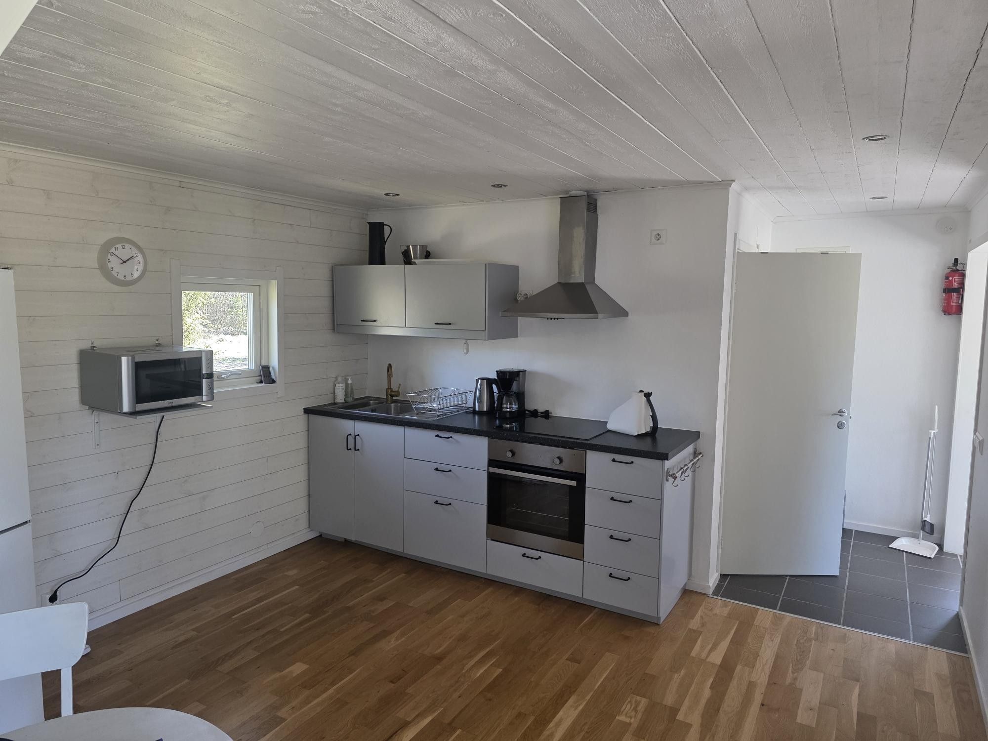 Stuga i skogen, på sjötomt utan insyn. – bild 6 av 11