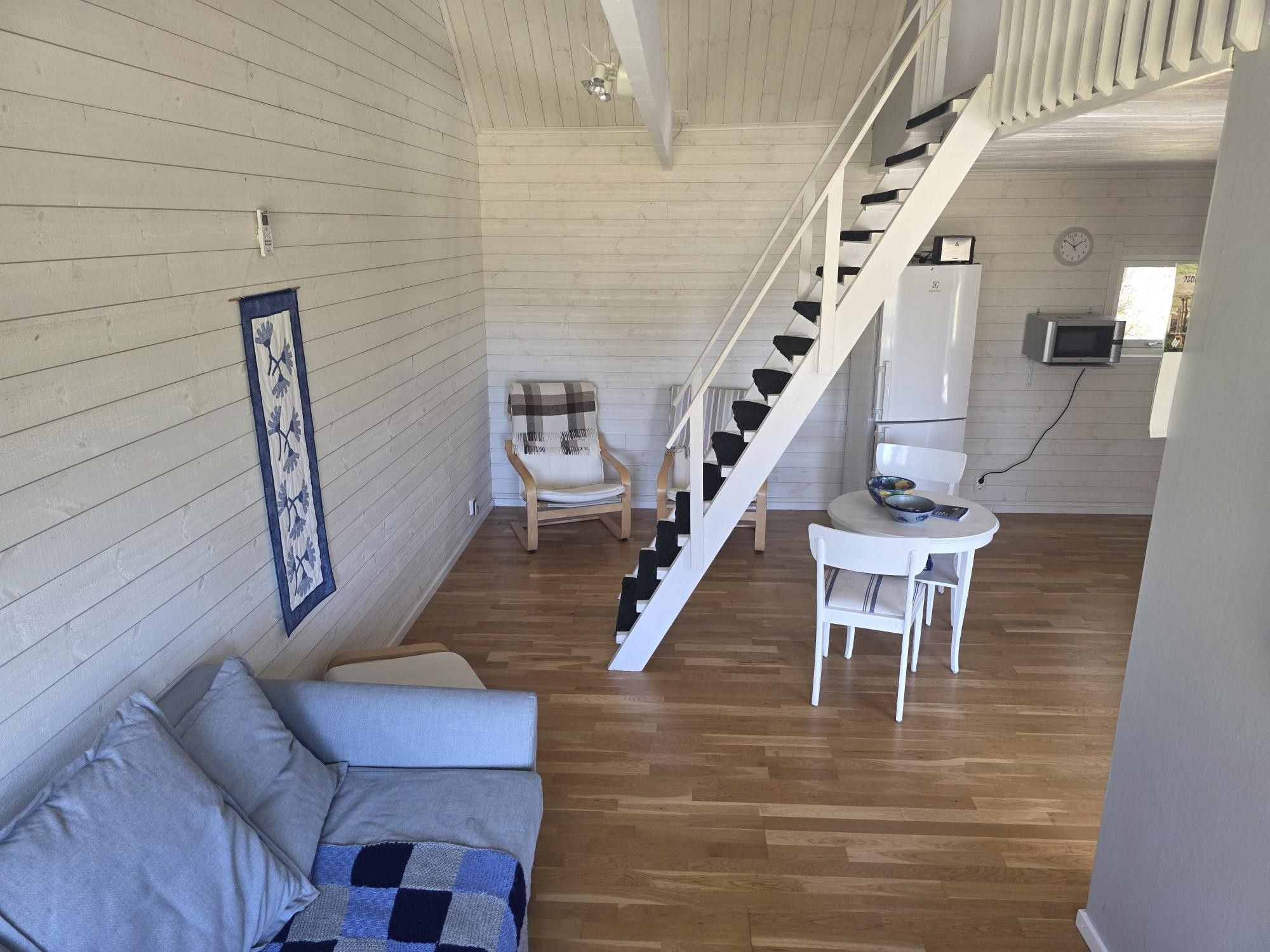 Stuga i skogen, på sjötomt utan insyn. – bild 7 av 11