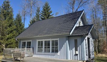 Stuga i skogen, på sjötomt utan insyn.