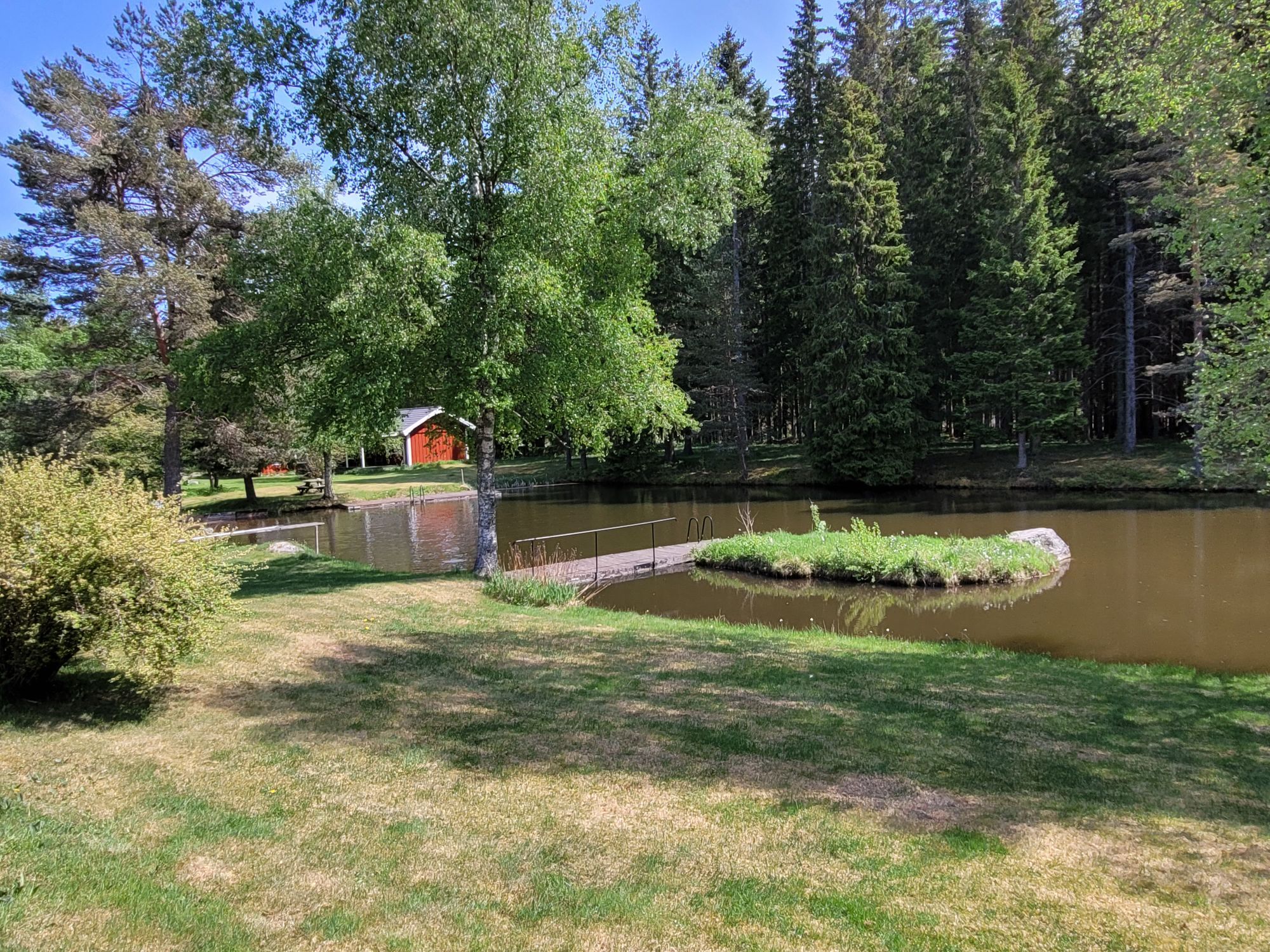 Rymligt hus på landet bredvid damm med egen brygga – bild 11 av 24