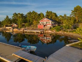 Sommarhus i skärgården på sjötomt med egen brygga