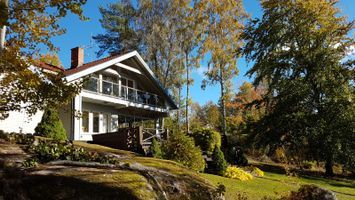 Mysig stor Villa med egen brygga vid sjö och natur
