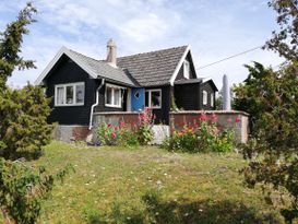 Summerhouse with secluded, open position. Sea view