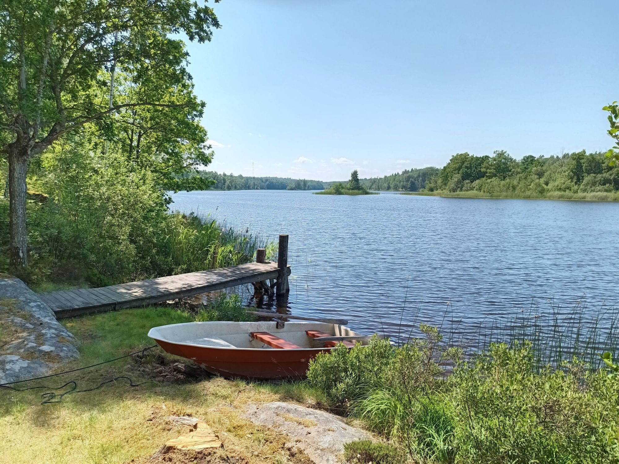 Enskilt belägen sommarstuga med egen strand – bild 10 av 14