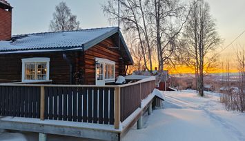 Timmerstuga med utsikt och bastu