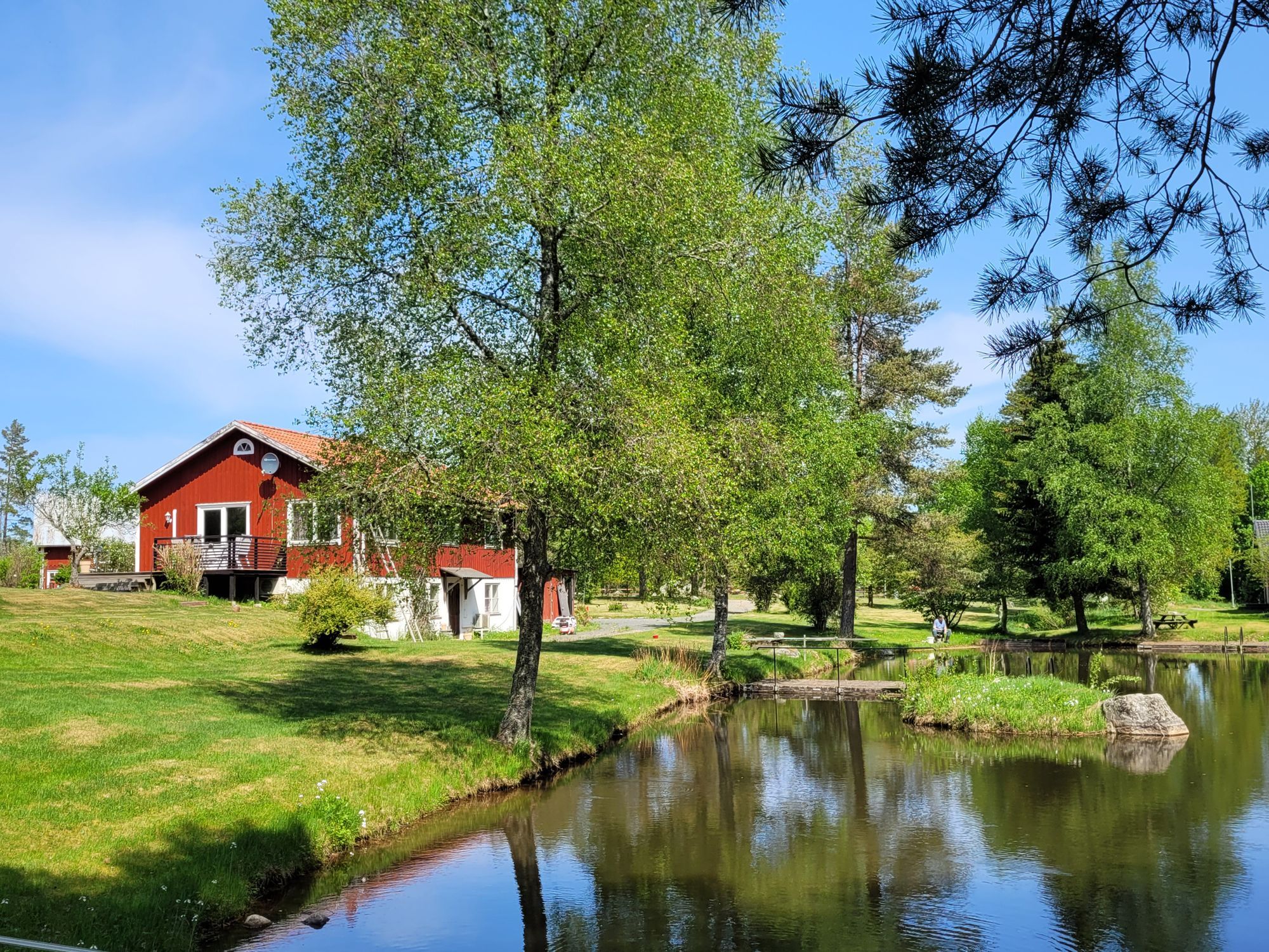 Rymligt hus på landet bredvid damm med egen brygga – bild 6 av 24