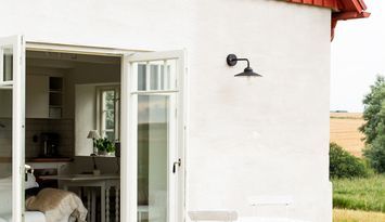 Charmigt hus i böljande landskap