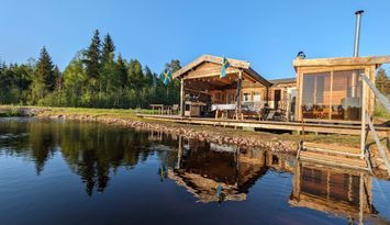 2. Sjöstuga m. bastu/badtunna, brygga, båt m.m