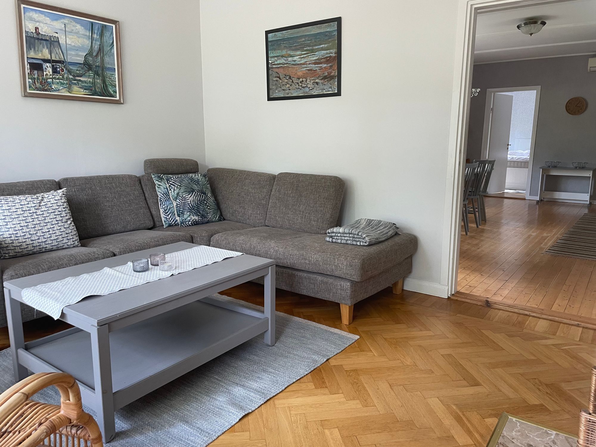 Rymlig stuga nära hav och sandstrand. – bild 15 av 24