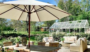 Villa med växthus och stor tomt i naturskön miljö