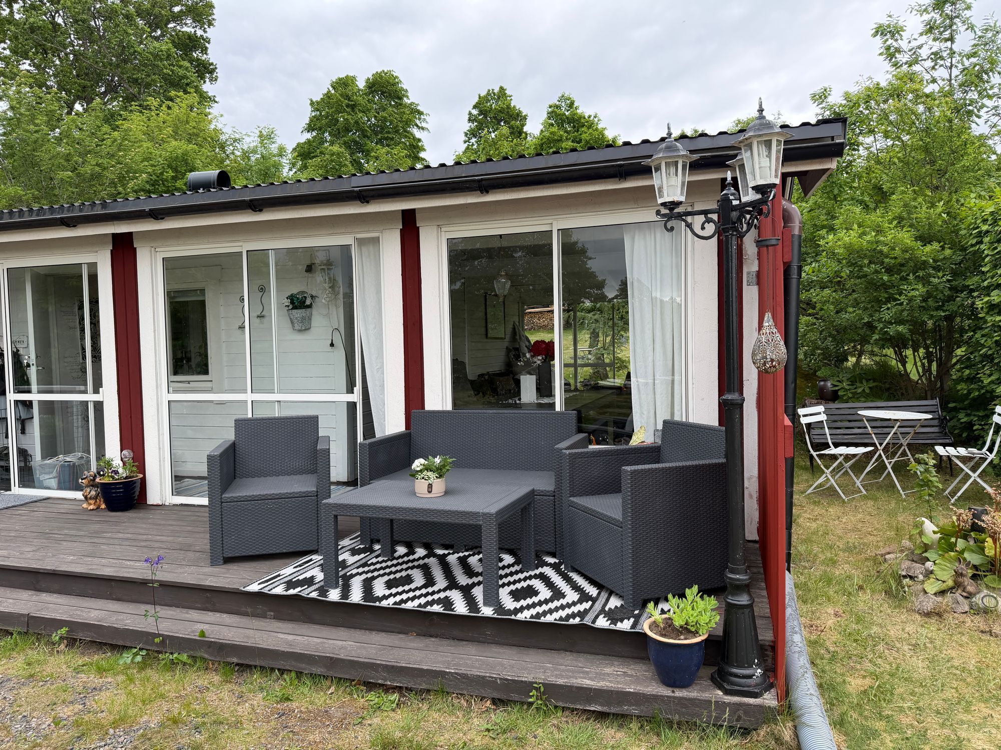 Modern stuga nära sjö i södra Småland