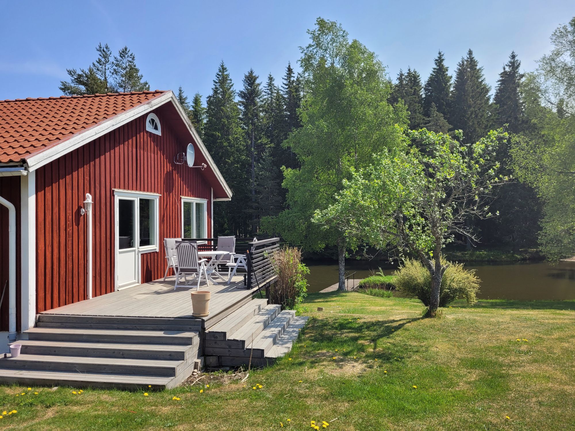 Rymligt hus på landet bredvid damm med egen brygga – bild 7 av 24