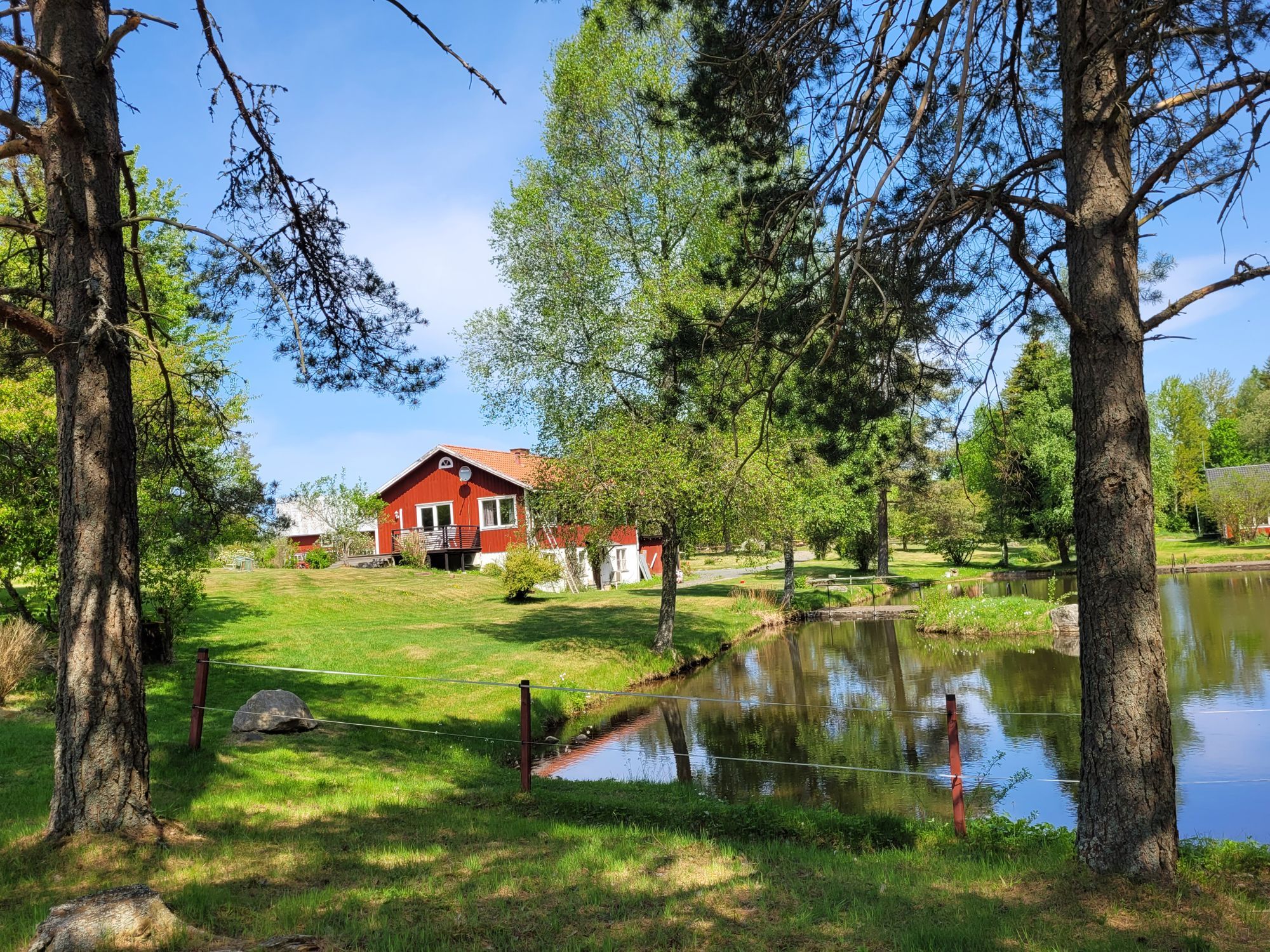 Rymligt hus på landet bredvid damm med egen brygga – bild 4 av 24
