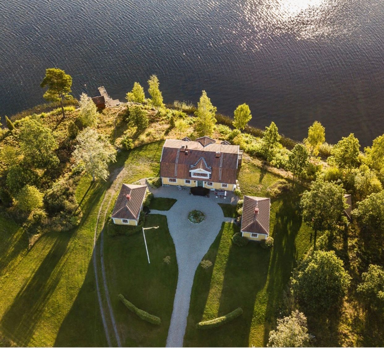 Topprenoverat med privat brygga på gård i Sörmland – bild 2 av 24