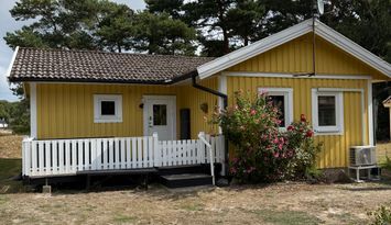 Strandnära stuga uthyres på Österlen.