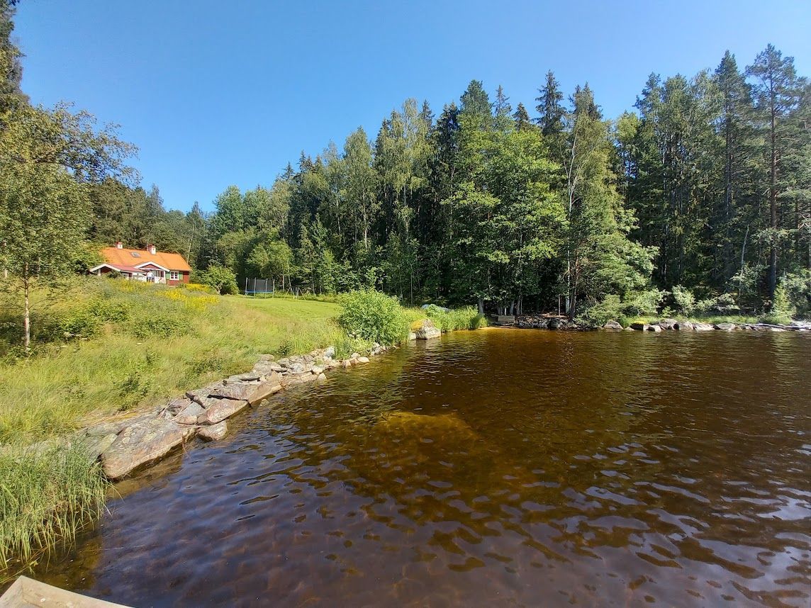 Smultronställe med strandtomt (strand och klippor)