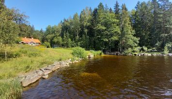 Smultronställe med strandtomt (strand och klippor)