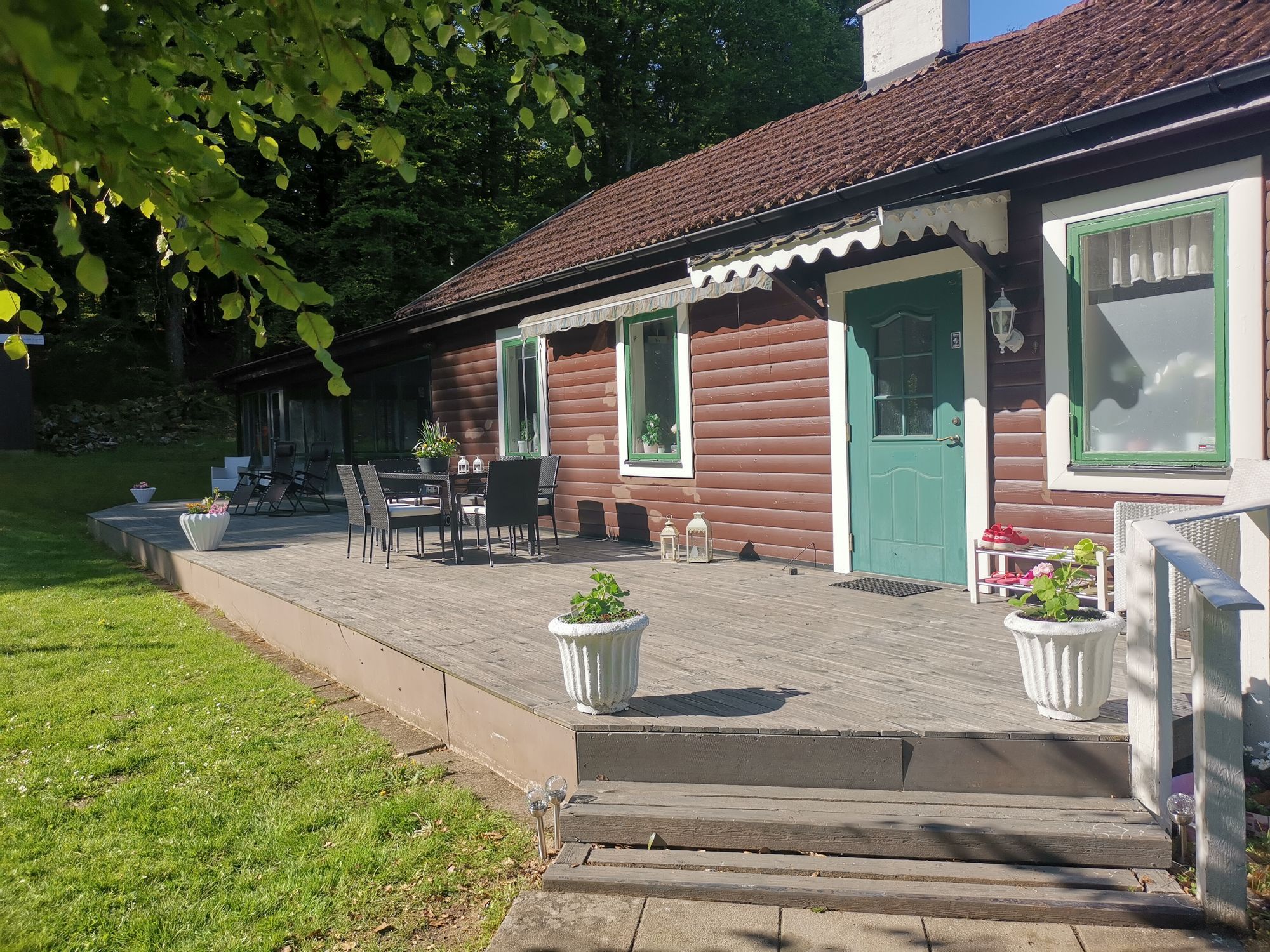 Stuga med egen pool vid badsjö. – bild 2 av 22