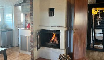 Naturnära timmerstuga med dubbla kaminer