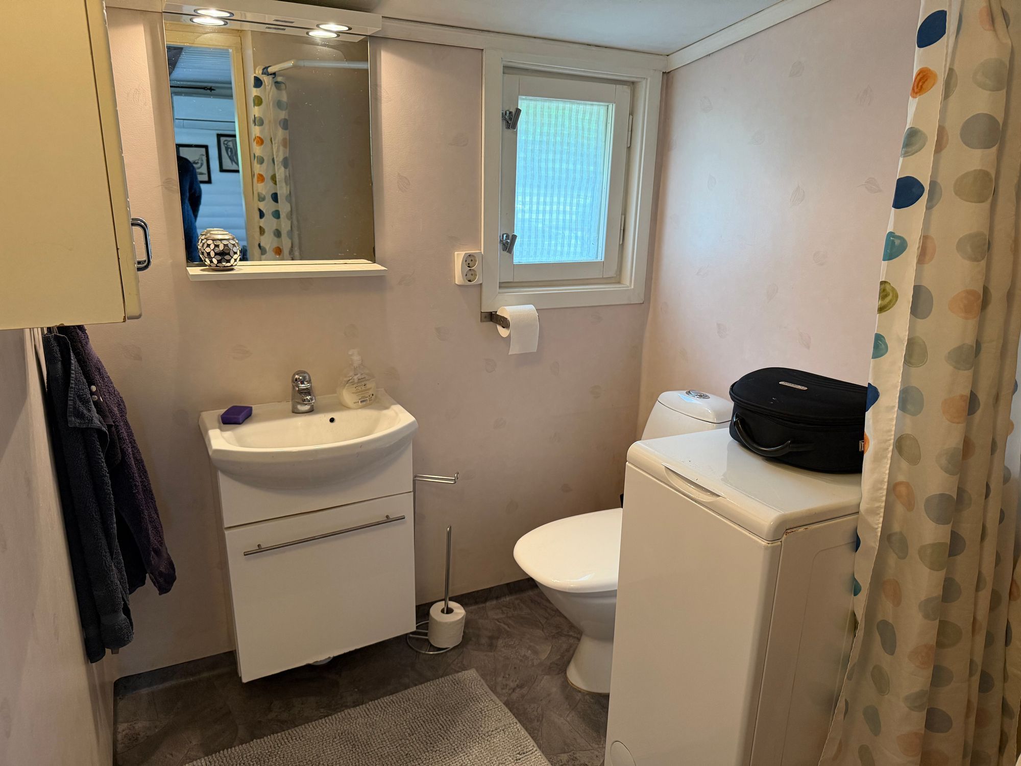 Modern stuga nära sjö i södra Småland – bild 9 av 14