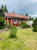 Mysigt torp med vedeldad bastu och härlig tomt