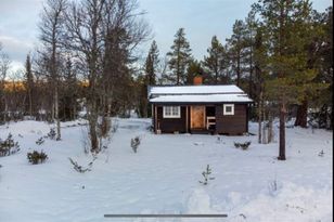 Genuin fjällstuga med skidspår från knuten