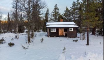 Genuin fjällstuga med skidspår från knuten