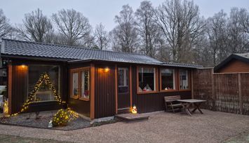 Sjönära avkoppling intill skogsbrynet