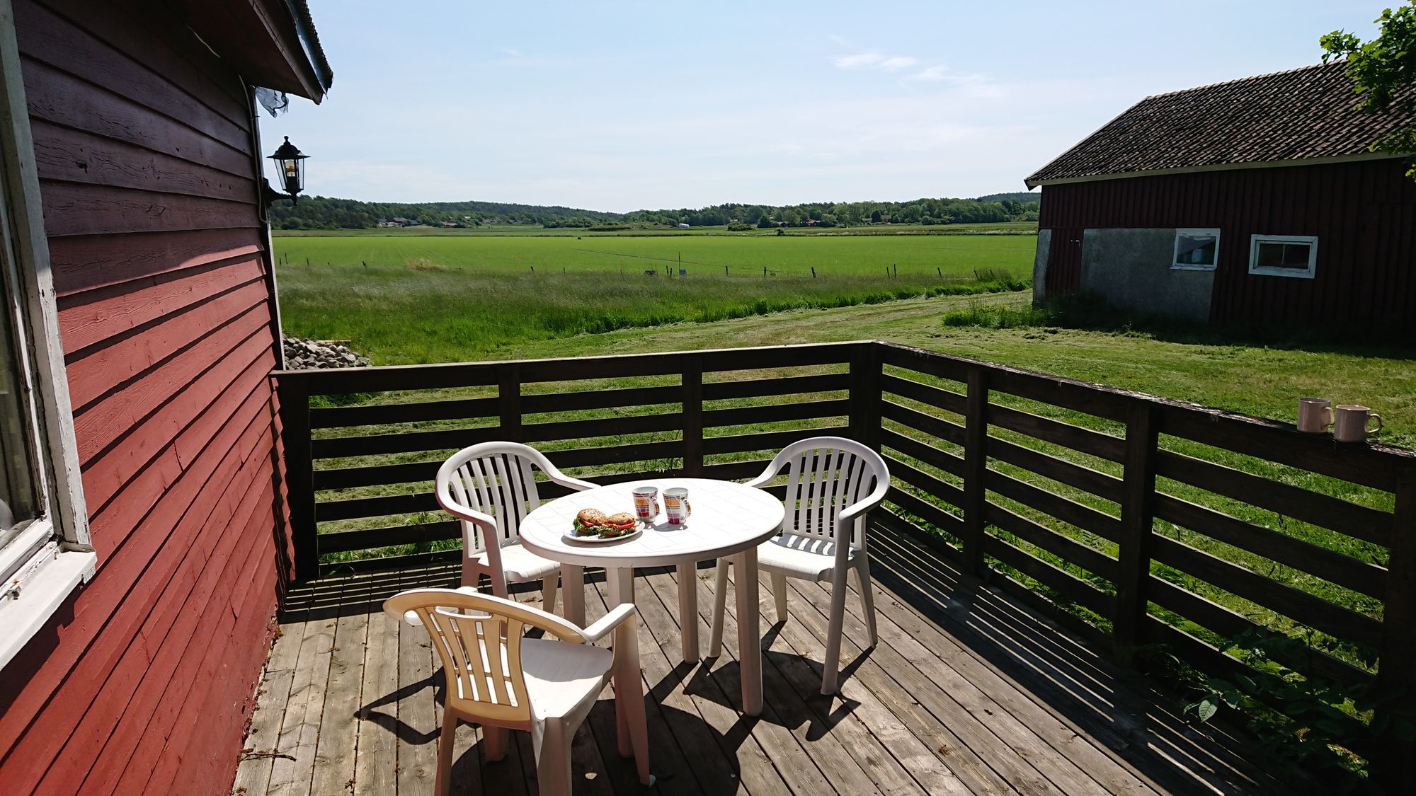 Liten stuga i lantlig miljö