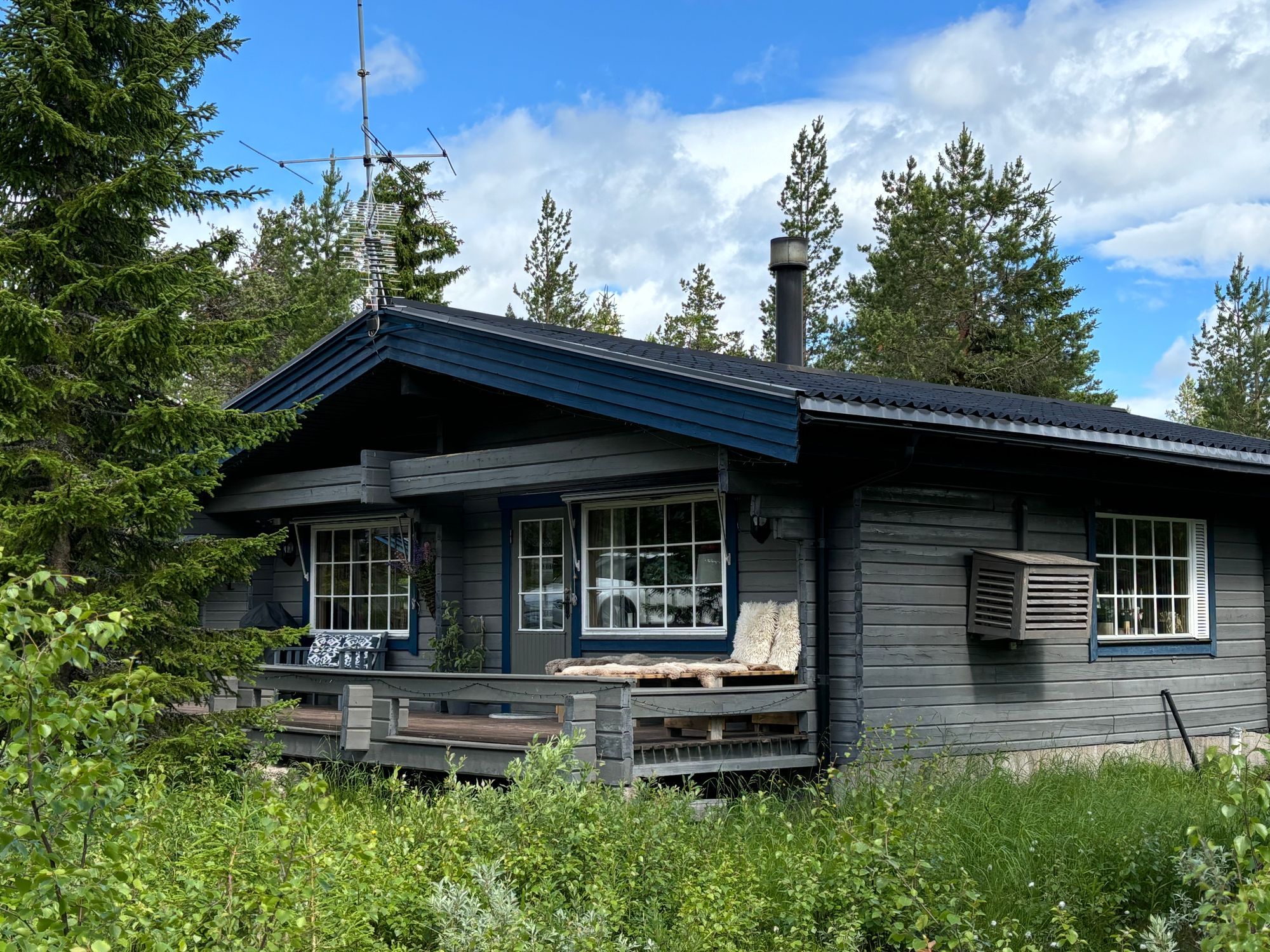 Modern timrad fjällstuga i bra läge! – bild 2 av 10