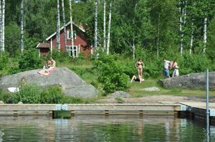 Vacker gård vid badplats