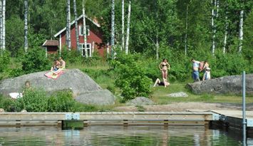 Vacker gård vid badplats