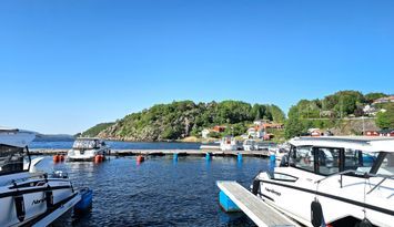 Bara 300 m till fin badplats, nära restauranger