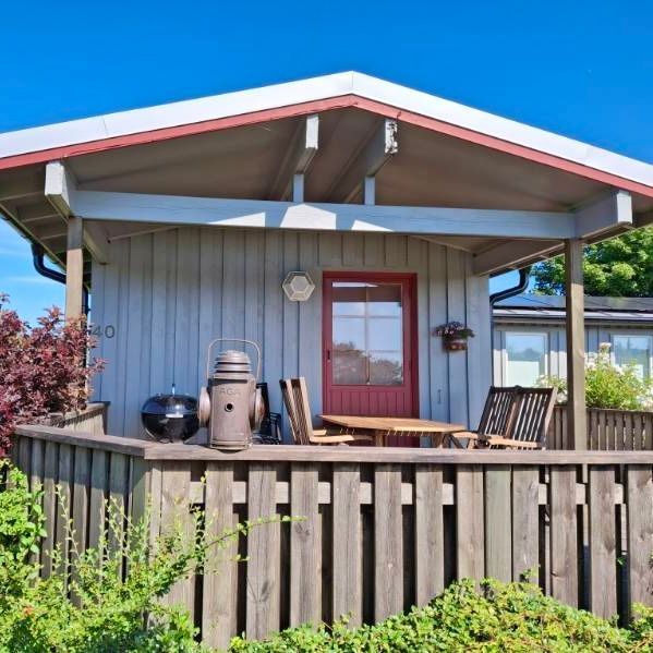 Mysig och havsnära sommarstuga i Kårehamn/Petgärde – bild 2 av 21