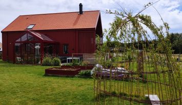 Fin villa nära havet norr om Varberg