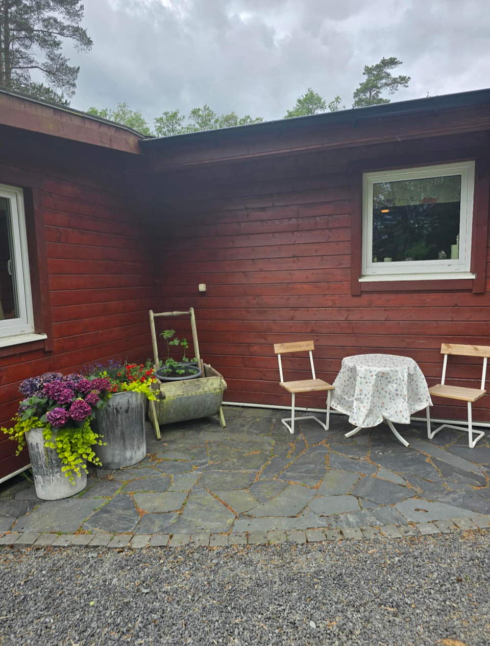 Mysig sommarstuga med sjötomt – bild 21 av 24