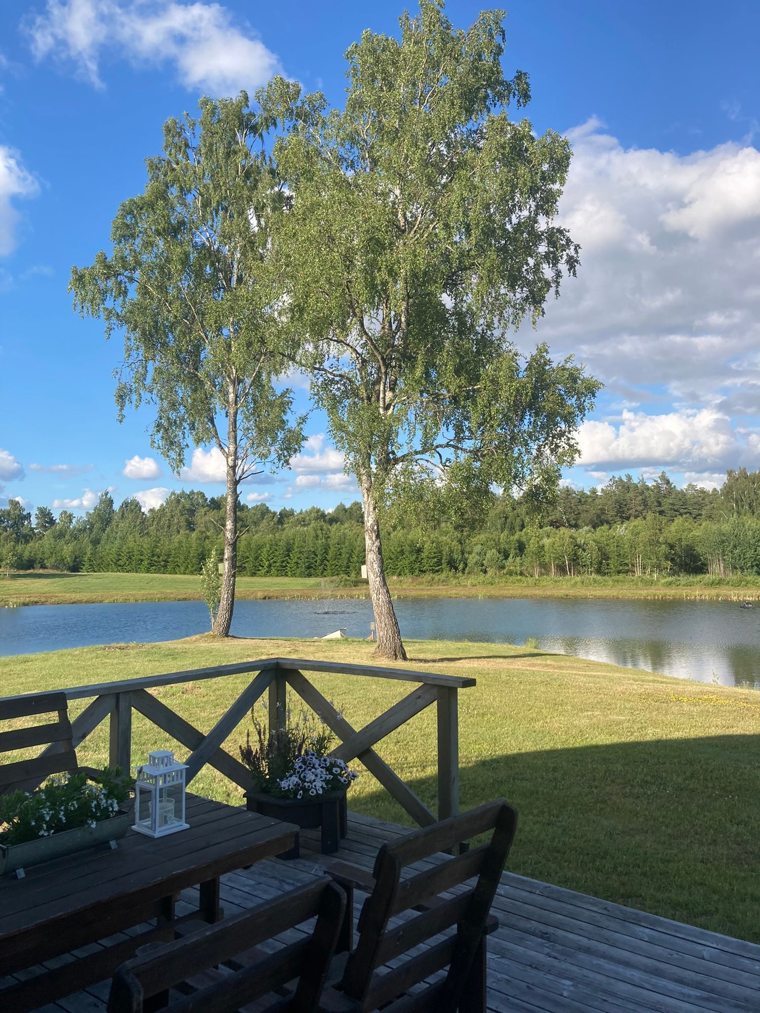 Timmerstuga med jacuzzi vid stor damm – bild 12 av 12