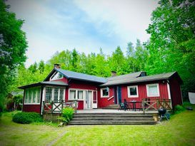 CHARMIGT SKÄRGÅRDSHUS MED GLASVERANDA & BASTU!