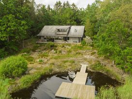 Stort hus med sjötomt, brygga och bastu