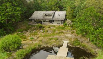 Stort hus med sjötomt, brygga och bastu