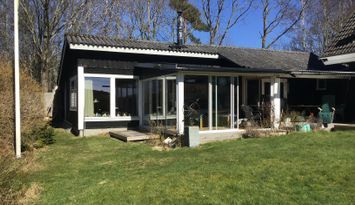 Stuga i Vejbystrand på stor insynsskyddad tomt