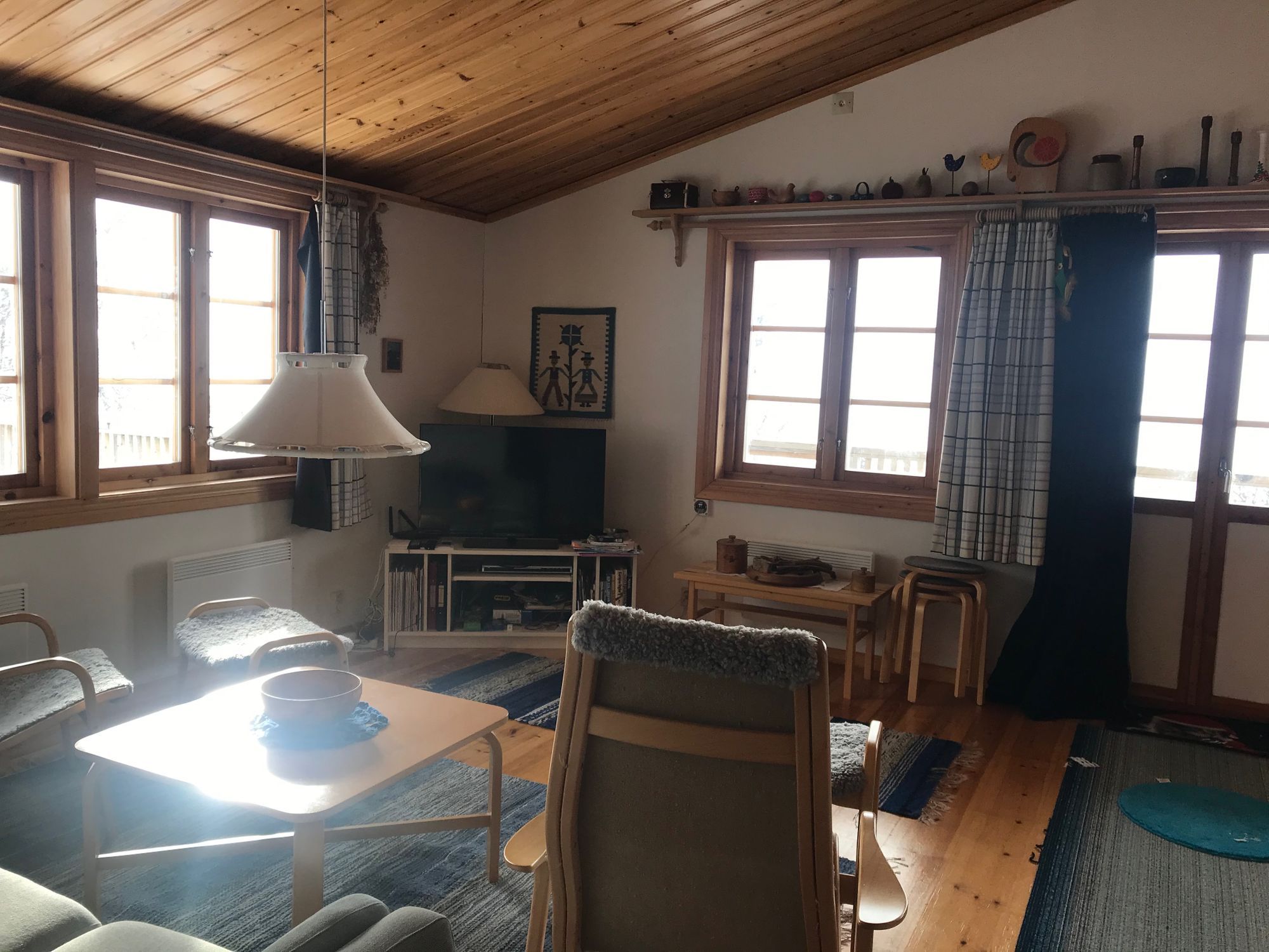 Mysig stuga uppe på fjället, nära till tur – bild 2 av 24
