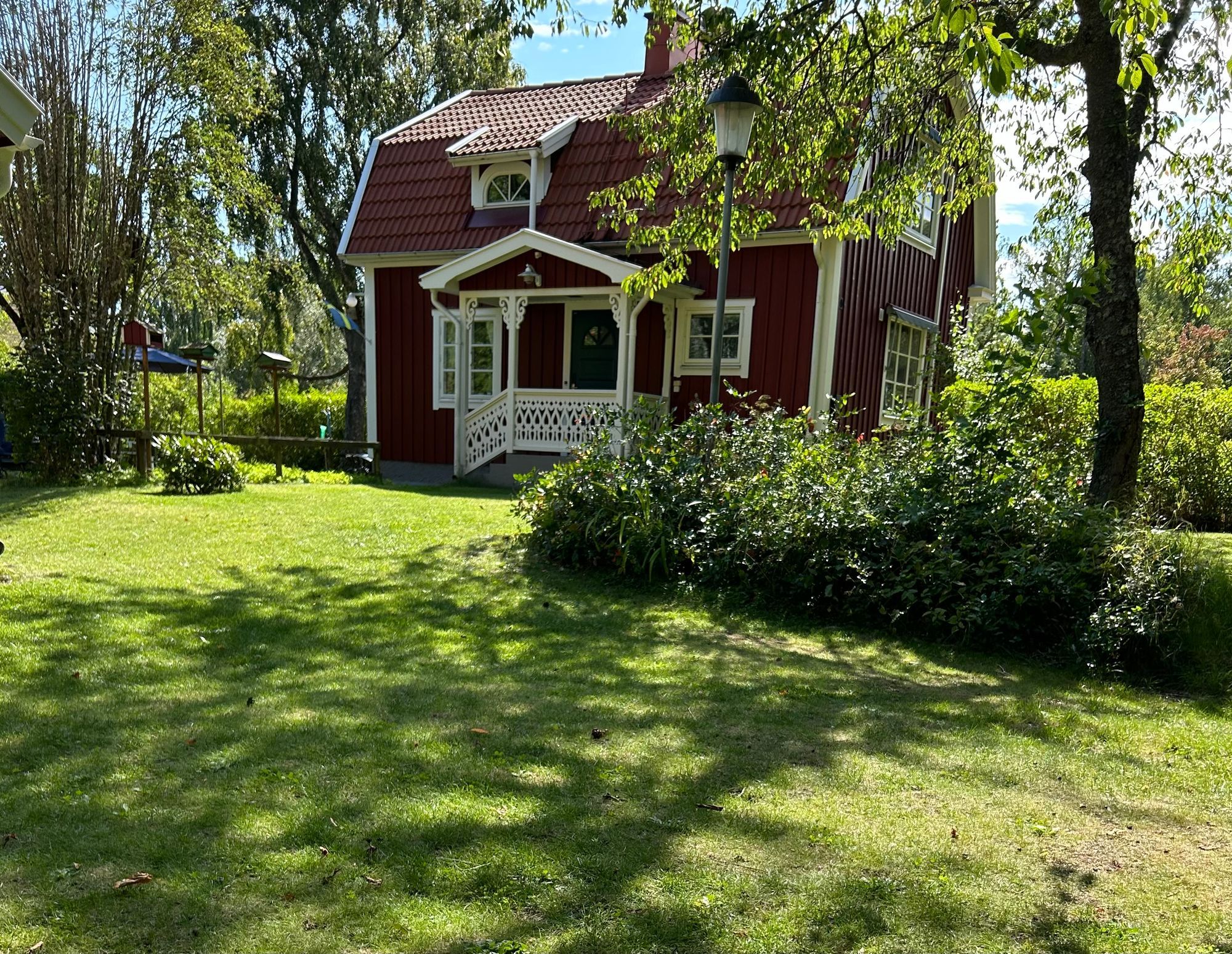 Mysig röd/vit stuga i småland