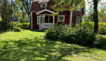 Mysig röd/vit stuga i småland