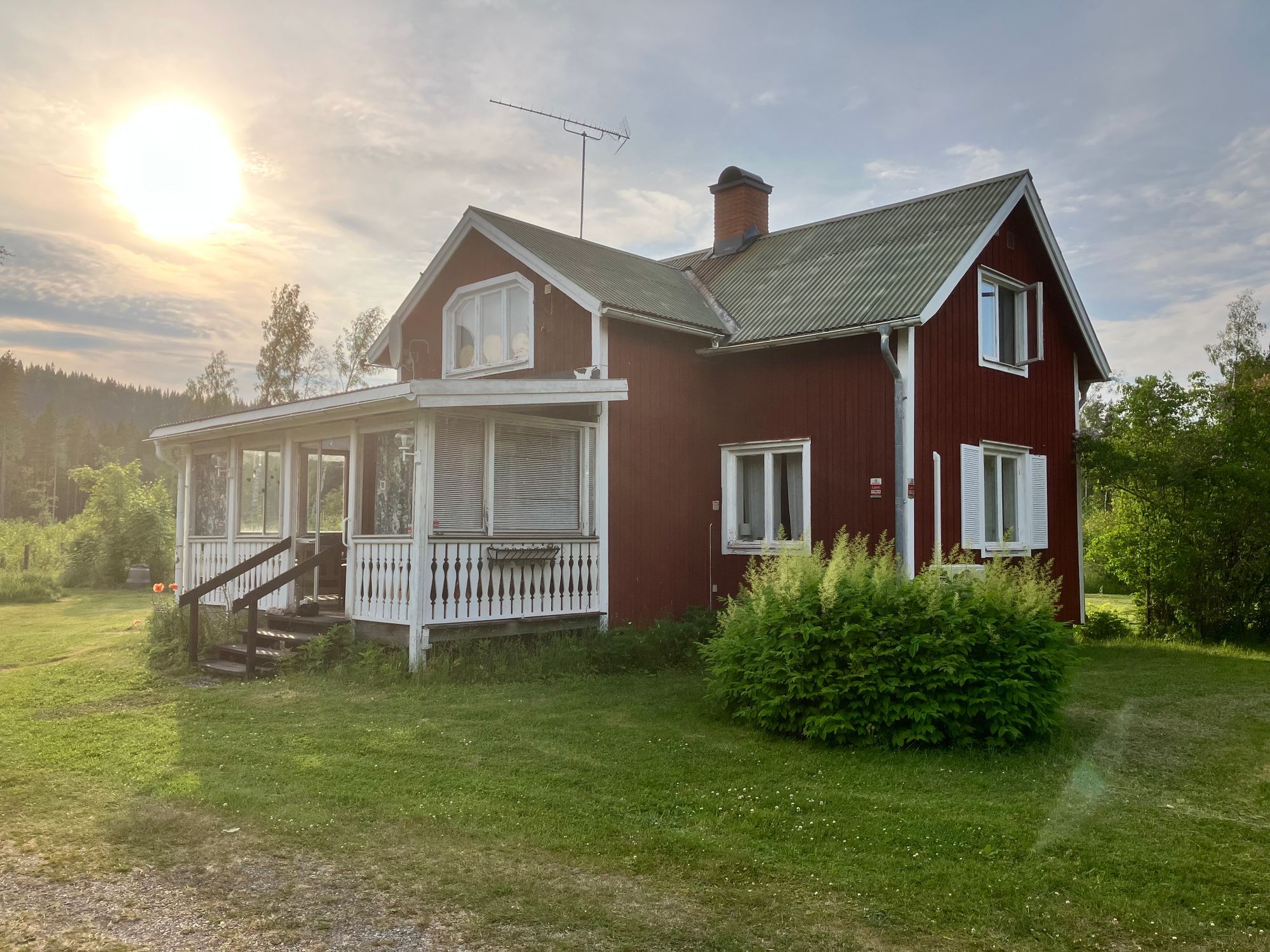 Stuga med egen badstrand, brygga, roddbåt o kanot. – bild 2 av 16